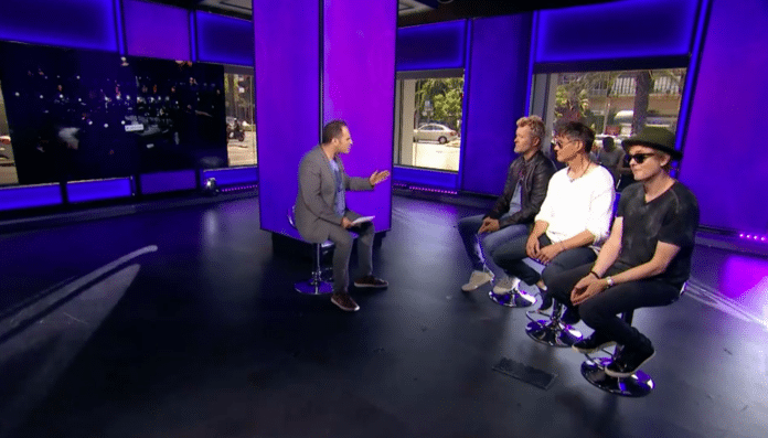Aha i studio Den norske gruppen A-ha ble intervjuet på israelsk TV før sin aller første konsert i Israel. (Foto: Skjermdump Walla)