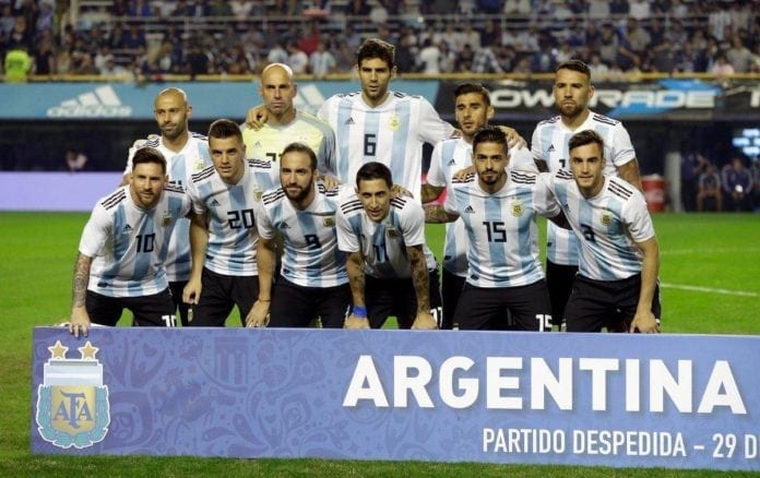 Argentinas landslag De argentinske spillerne blir slaktet av journalister i hjemlandet etter at kampen mot Israel ble avlyst. (Foto: Twitter)