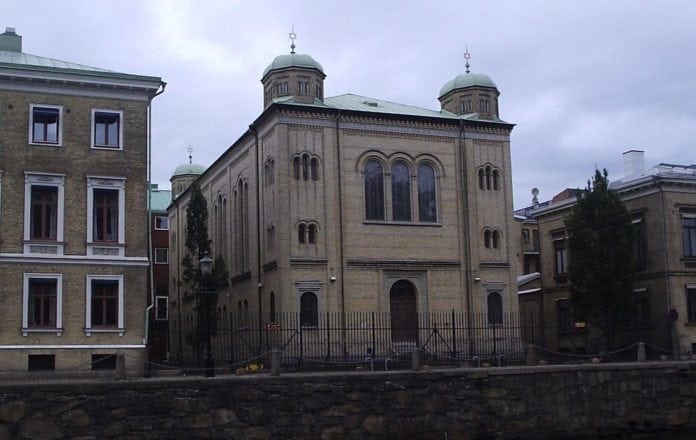 Göteborgs_synagoga_vid_Stora_Nygatan_och_Vallgraven,_den_13_aug_2006,_bild_2 Tre menn er dømt for å ha angrepet synagogen i Gøteborg med brannbomber i desember i fjor. (Foto: Wikimedia)