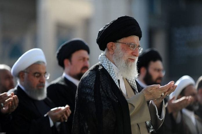 IRAN-POLITICS-RELIGION Ayatollah Ali Khamenei ved markeringen av Id al-fitr 15. juni 2018. (Foto: Iranian Supreme Leader)