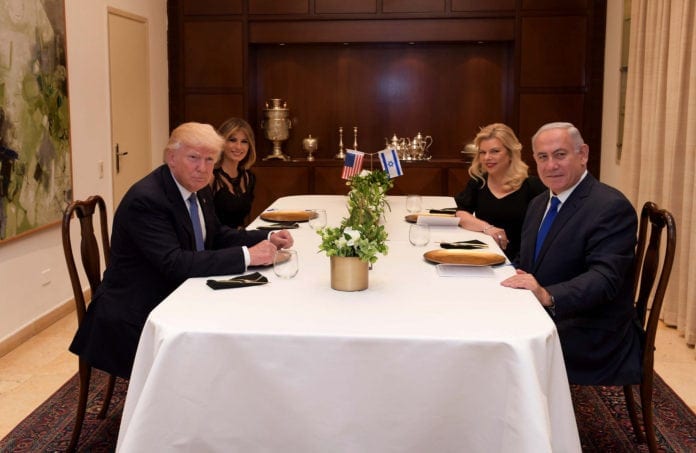 Middag i statsministerboligen Sara og Benjamin Netanyahu tok i mai i fjor imot Donald og Melania Trump til middag i statsministerboligen i Jerusalem. Nå er Sara Netanyahu tiltalt for å ha brukt 800.000 kroner av statens midler på ulovlige middager. (Foto: Avi Ohayon/Flickr)