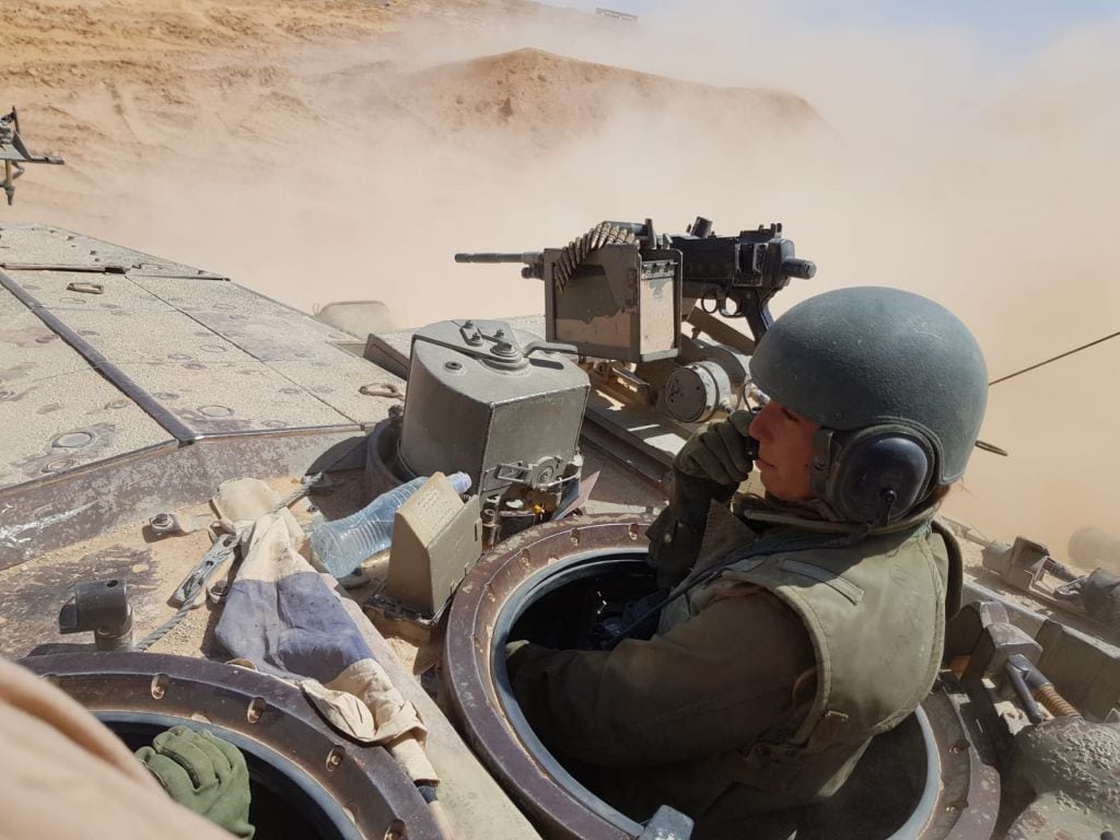 En kvinnelige tankkommandør på toppen av en israelsk tanks. (Foto: Det israelske forsvaret)