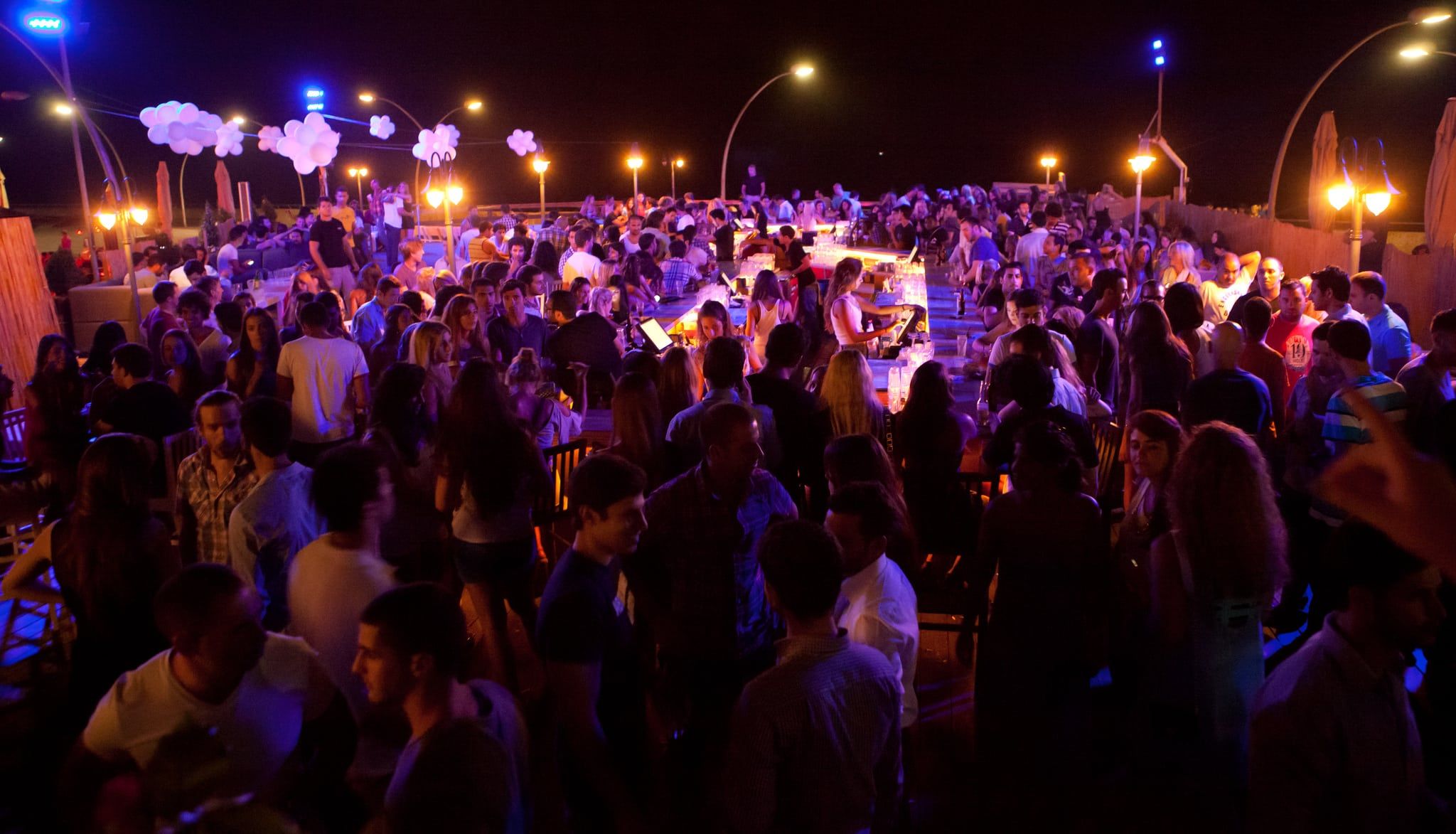 Tel Aviv er kjent for sitt vibrerende uteliv. Det trekkes fram i CNNs reisetips. (Foto: Dana Friedlander/Flickr)