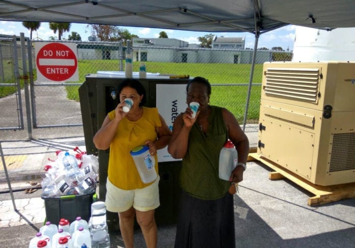 Watergen Watergen blir her brukt i USA for å gi innbyggerne rent drikkevann etter orkanene Harvey og Irma. (Foto: Watergen)
