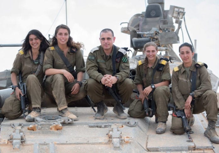 kvinnelige tankkommandører Sersjantene Shiran (t.v.), Charlotte, Osnat og Noga er Israels første kvinnelige stridsvognkommandører. De har akkurat fullført 16 uker med knallhard trening. I midten brigadegeneral Guy Hasson. (Foto: IDF)