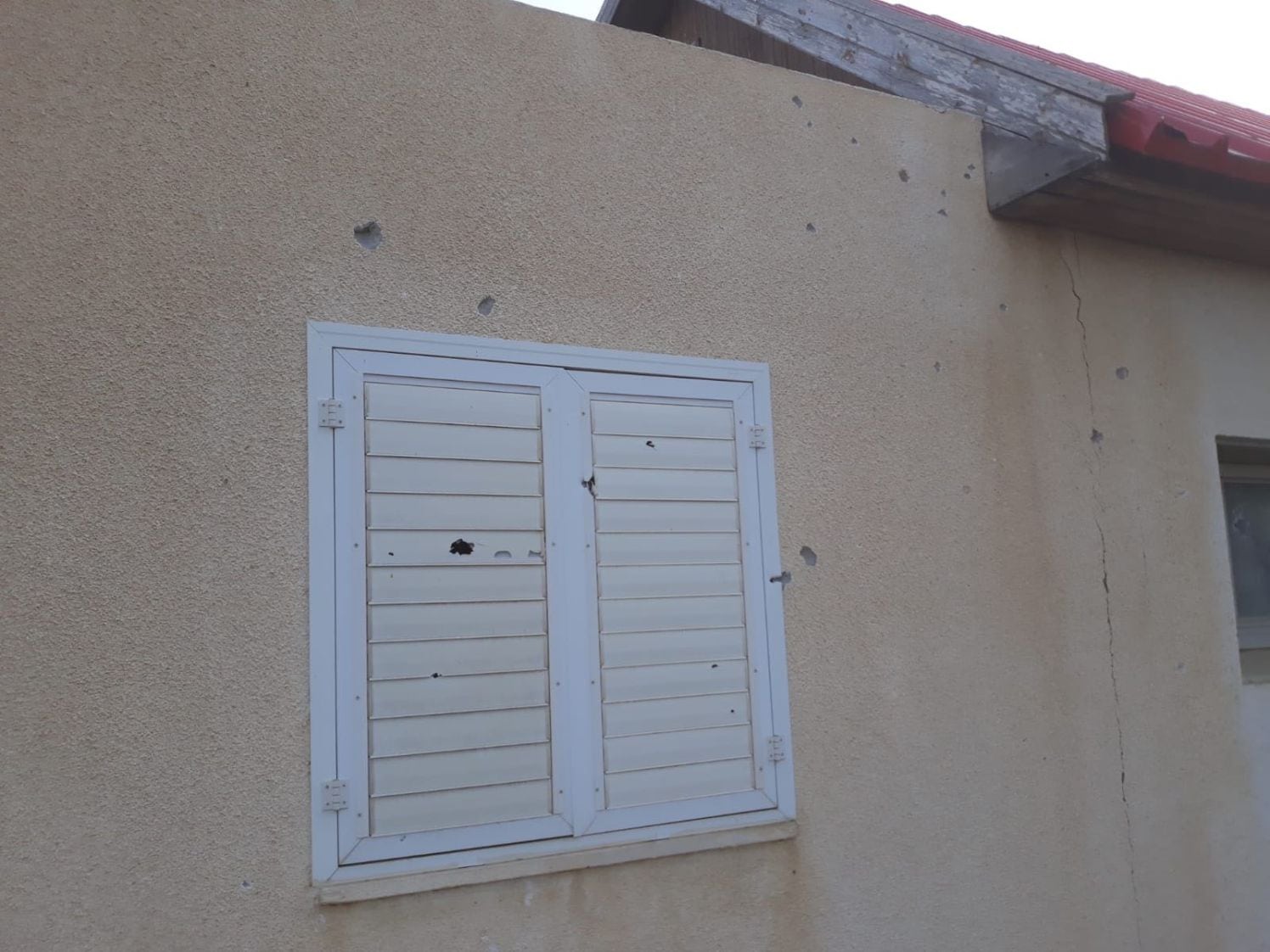Et av husene i Eshkol-regionen som fikk materielle skader etter nattens angrep. (Foto: Eshkol Regional Council)
