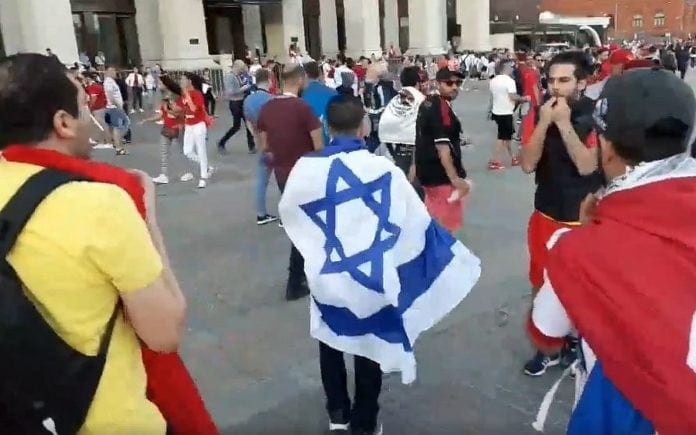 trakassering En israelsk fotballsupporter ble trakassert av en gruppe tunisiske fotballsupportere i Moskva under fotball-VM. (Foto: Skjermdump Facebook)