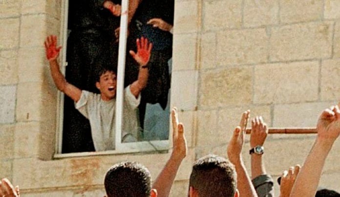 Det grusomme bildet av Aziz Salha som feirer drapet på to israelske reservesoldater ble spredt over hele verden etter lynsjingen i Ramallah i oktober 2000. (Foto: Arkiv) Det grusomme bildet av Aziz Salha som feirer drapet på to israelske reservesoldater ble spredt over hele verden etter lynsjingen i Ramallah i oktober 2000. (Foto: Arkiv)