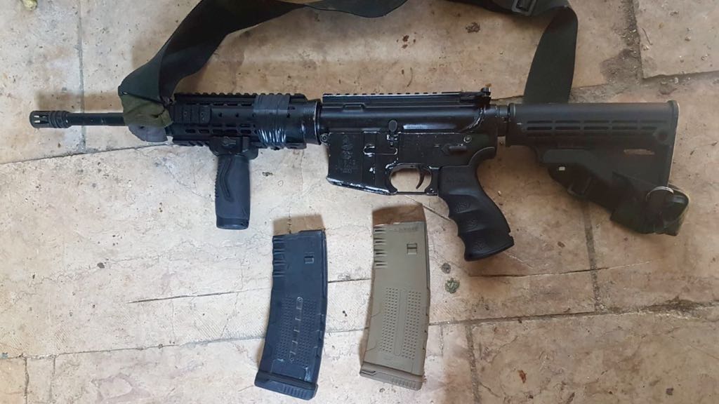 En angrepsrifle av typen M-4 ble beslaglagt i forbindelse med en razzia på Vestbredden natt til mandag. (Foto: Det israelske forsvaret)