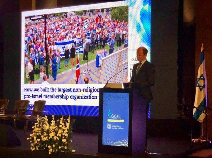 Conrad Myrland taler på konferansen til strategidepartementet i Israel 21. juni 2018. (Foto: Arsen Ostrovsky) Conrad Myrland taler på konferansen til strategidepartementet i Israel 21. juni 2018. (Foto: Arsen Ostrovsky)