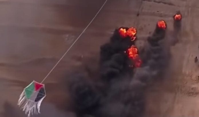 Terrordrage fra Gaza-stripen på vei for å starte nye branner i Israel. (Skjermdump fra filmen Environmental Impact of War fra HonestReporting) Terrordrage fra Gaza-stripen på vei for å starte nye branner i Israel. (Skjermdump fra filmen Environmental Impact of War fra HonestReporting)