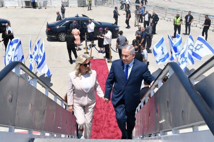43338355231_fe62541942_k Benjamin Netanyahu og kona Sara på vei inn i flyet som skal frakte dem til Russland. (Foto: Kobi Gideon/GPO)