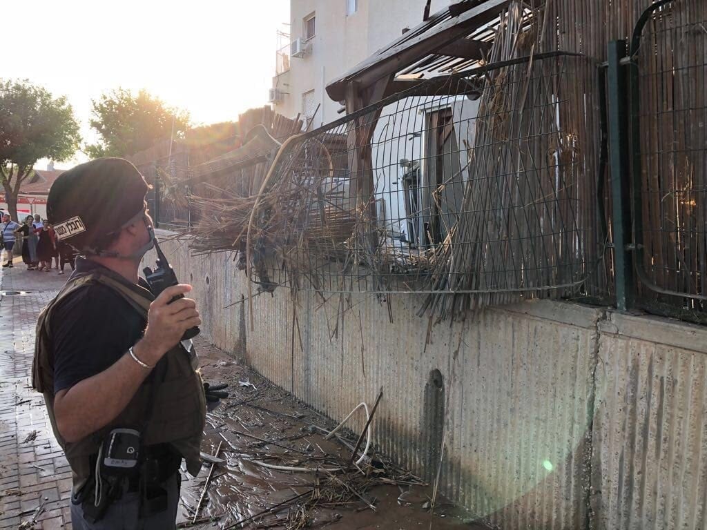 En rakett landet inne i et boligområde i byen Sderot. (Foto: Det israelske politiet)