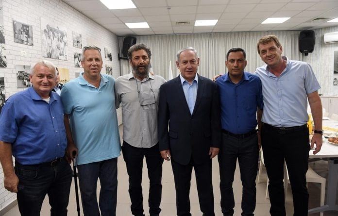 F180716HZGPO01 Benjamin Netanyahu møtte lederne for flere av lokalsamfunnene langs Gaza-grensen i byen Sderot. (Foto: Haim Zach/GPO)