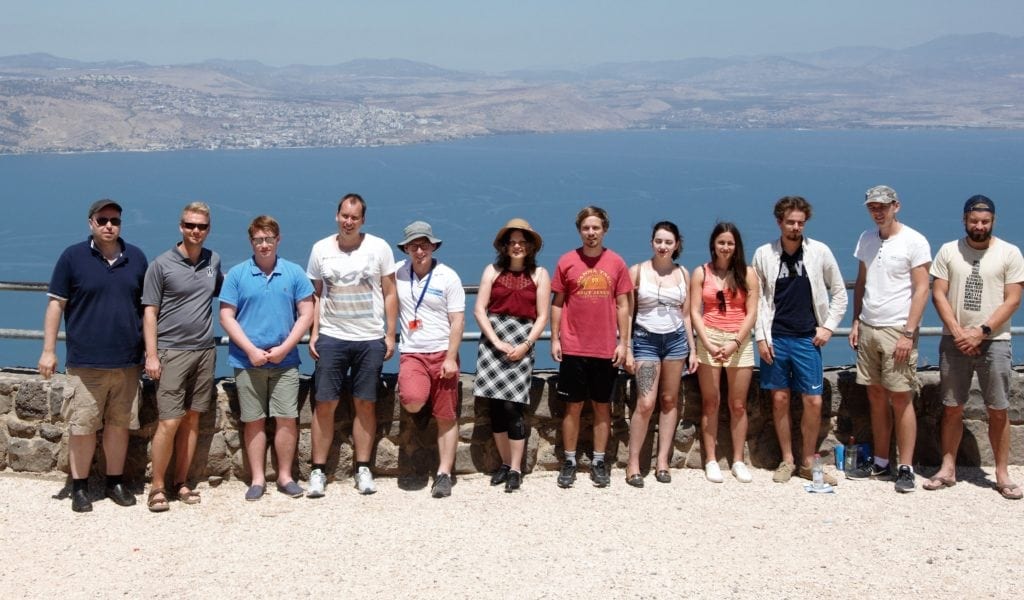 Gruppebilde med guide Yoni Zierler på Mitzpeh HaShalom. (Foto: Kjetil Ravn Hansen)