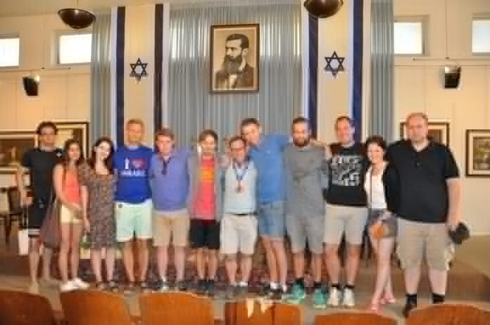 MIFF-ungdommene på besøk i Independence Hall i Tel Aviv. Reiselederne Lars Nordgård (blå t-skjorte) og Kjetil Ravn Hansen (ytterst til høyre) er også med på dette bildet. (Foto: Kjetil Ravn Hansen) MIFF-ungdommene på besøk i Independence Hall i Tel Aviv. Reiselederne Lars Nordgård (blå t-skjorte) og Kjetil Ravn Hansen (ytterst til høyre) er også med på dette bildet. (Foto: Kjetil Ravn Hansen)