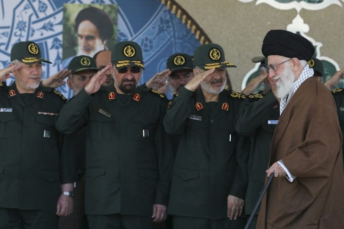 Ali Khamenei, Hossein Salami, Mohsen Rezaei, Yahya Rahim Safavi Hossein Salami og andre i den militære ledelsen hilser på Irans øverste leder Ayatollah Ali Khamenei. (Foto: Office of the Iranian Supreme Leader)