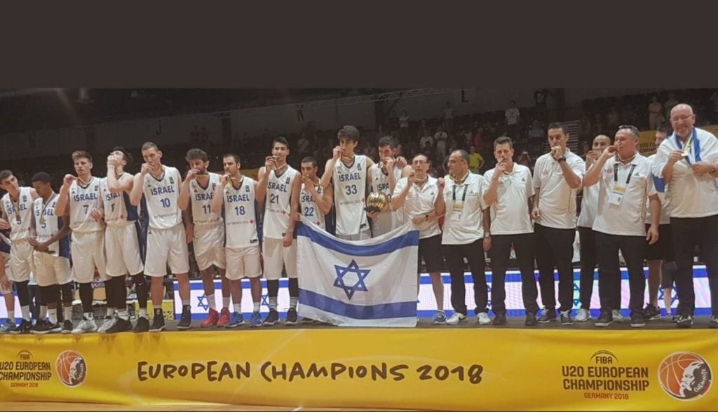 Det israelske laget kysser gullmedaljen. (Foto: Twitter)