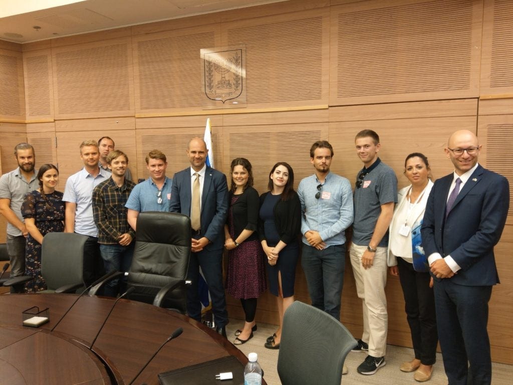 Knesset-representant Amir Ohana i gult slips. (Foto: Kjetil Ravn Hansen)