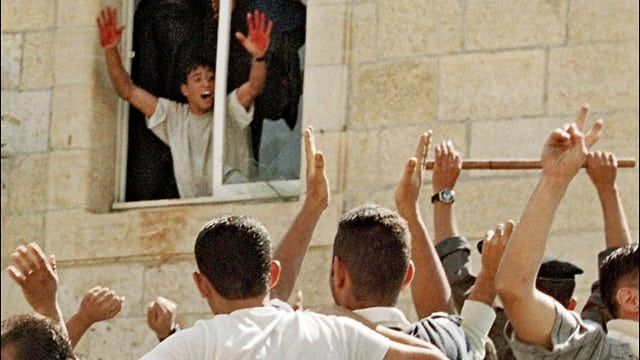 Palestineren Aziz Salha deltok i Ramallah-lynsjingen. Her viser han de to israelernes blod til den jublende folkemengden. Israel løslot ham i Gilad Shalit-utvekslingen i 2011. (Foto: Via PMW)