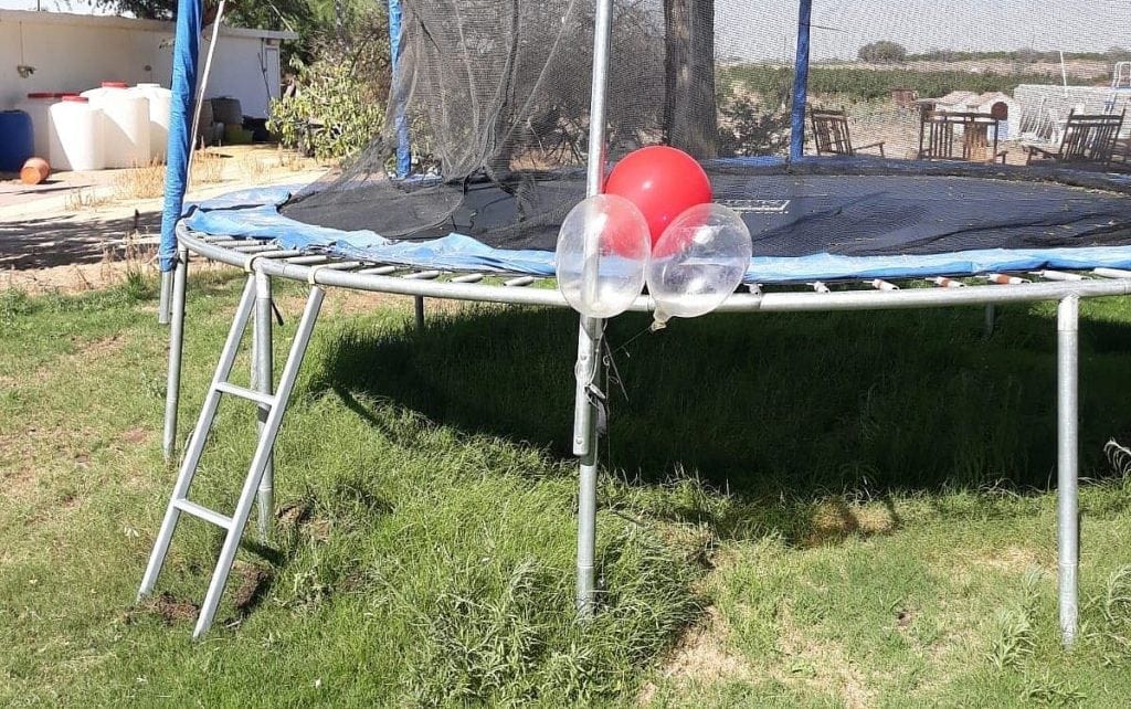 Denne klyngen av ballonger og kondomer fraktet eksplosiver. (Foto: Eshkol Security)