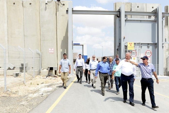 US Shannon visit Grenseovergangen Kerem Shalom er stengt av. Israel håper det vil presse Hamas til å slutte å sende branndrager inn mot Israel. (Foto: Wikipedia)