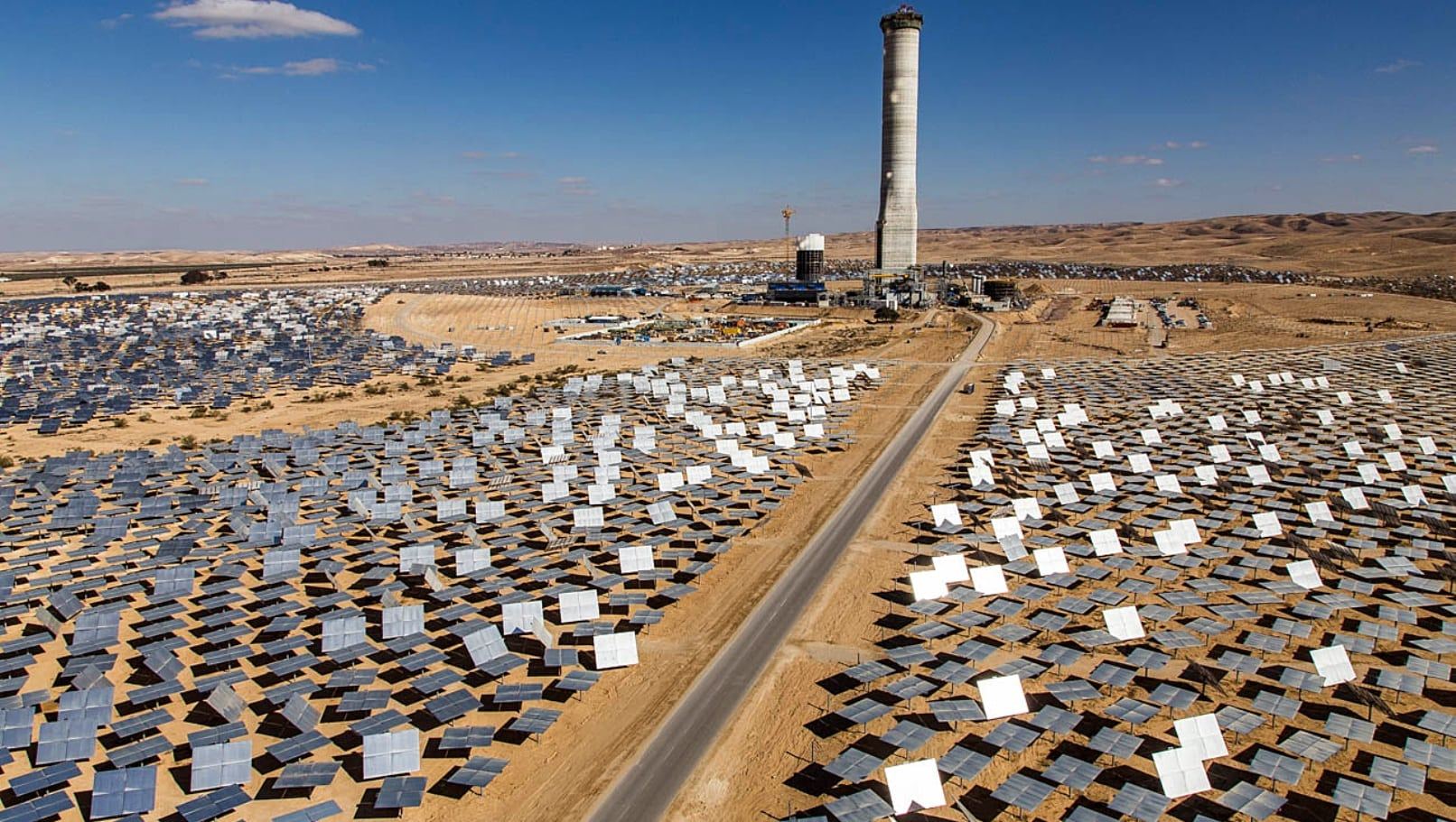 Det er allerede bygget flere solcelleanlegg i Ashalim i Negev-ørkenen. (Foto: BrightSource Energy)