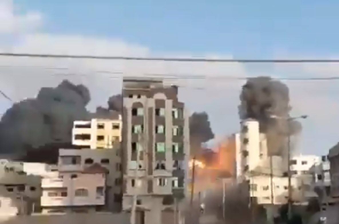 Her blir hovedkvarteret til Hamas' interne sikkerhetstjeneste på Gazastripen truffet. (Skjermdump fra video på Twitter)