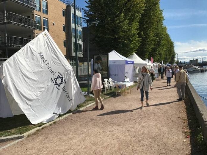 IMG_1067 Teltet som MIFF hadde satt opp ved standen sin under Elvefestivalen i Drammen ble ødelagt. (Foto: Sigurd Eikaas)