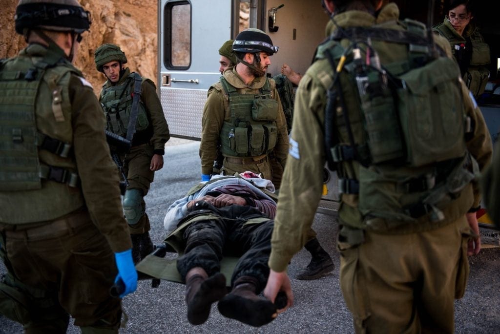 Israelske soldater med en såret syrer. (Foto: IDF)