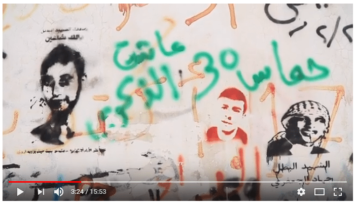 «30 år siden opprettelsen av Hamas,» sier graffiti-teksten. Var Operasjon Dagsverk klar over at de tok med markering av jubileet til en terrororganisasjon i sin film rettet mot norske skoleelever? (Skjermdump fra filmen «Frihet til å leve» på Operasjon Dagsverks YouTube-side)