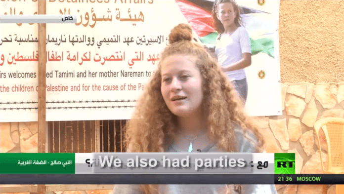 Ahed Tamimi forteller at fengselstiden i Israel var preget av studier og sosialt samvær. (Skjermdump fra RT, via StandWithUs) Ahed Tamimi forteller at fengselstiden i Israel var preget av studier og sosialt samvær. (Skjermdump fra RT, via StandWithUs)