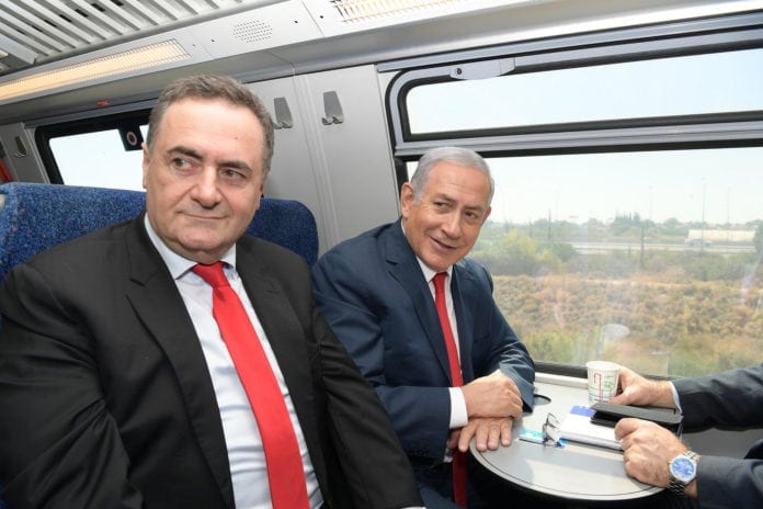 Høyhastighetstog Turistminister Yisrael Katz og statsminister Benjamin Netanyahu prøver det nye høyhastighetstoget. (Foto: Amos Ben Gershom/Flickr)