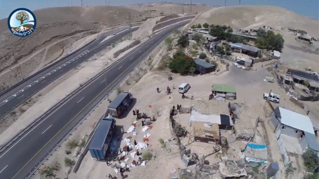 Khan al-Ahmar-leiren ligger få meter fra hovedveien mellom Jerusalem og Jeriko. (Foto: Youtube/Regavim)