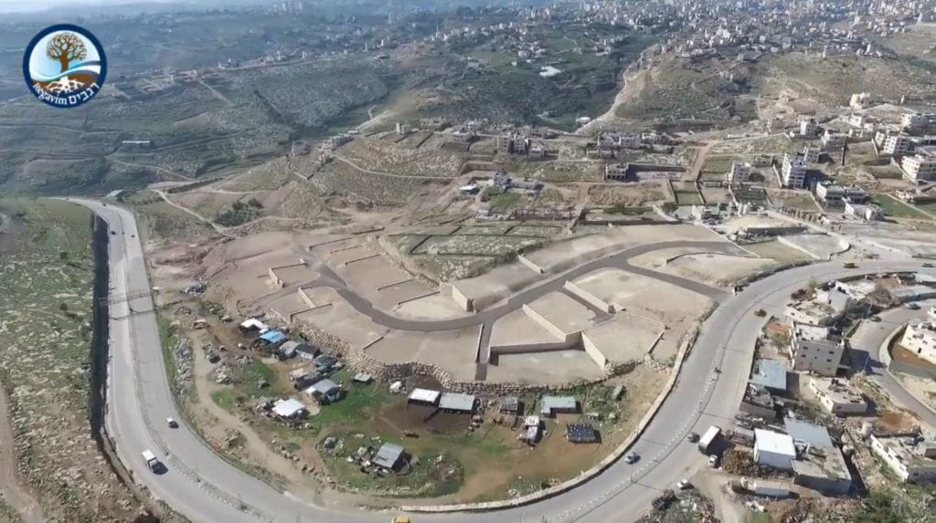 Israelske myndigheter har investert millioner i dette nye og moderne nabolaget for beduinene fra Khan al-Ahmar. (Foto: Youtube/Regavim)