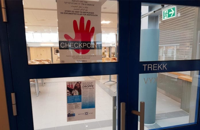 På denne skolen i Trøndelag har Operasjon Dagsverks plakat fått selskap av en informasjonsplakat fra MIFF. (Foto: Privat) På denne skolen i Trøndelag har Operasjon Dagsverks plakat fått selskap av en informasjonsplakat fra MIFF. (Foto: Privat)