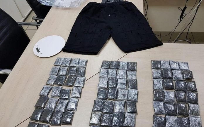 Cocaine-pants-e1538349395826 En 70 år gammel mann ble stoppet med tre kilo kokain sydd inn i buksen sin på Ben Gurion-flyplass. (Foto: Politiet)