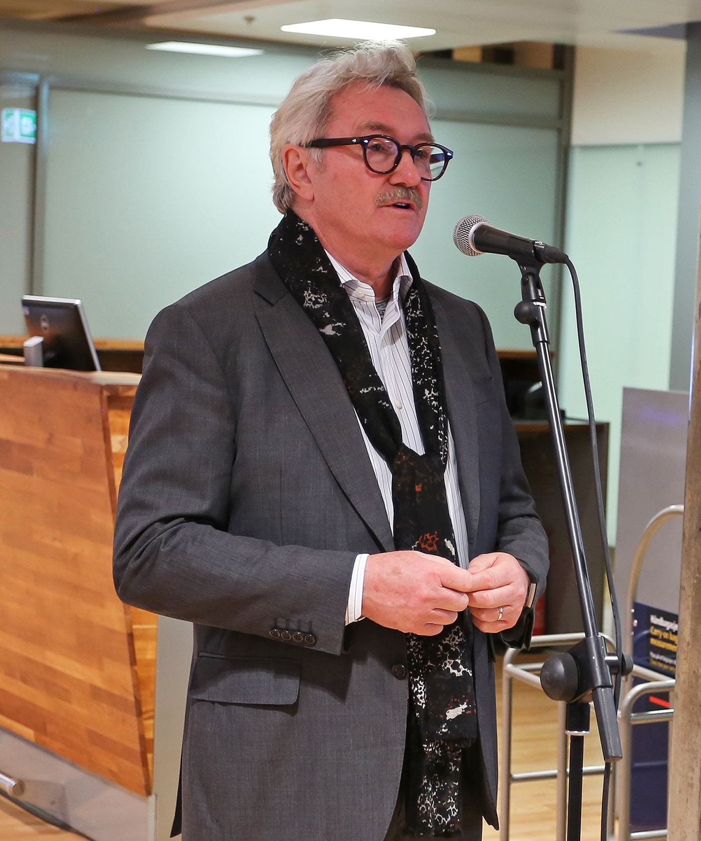 Gardermoen 31. oktober 2018. Ambassadør Jon Hanssen-Bauer taler til passasjerene før avreise. (Foto: Avinor)