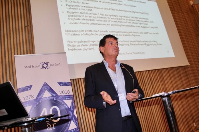 Max Meyer Max Meyer, leder av Dansk Zionistforbund (DZF), snakket om viktigheten av Israel som en nødhavn for verdens jøder. (Foto: Bjarte Bjellås)