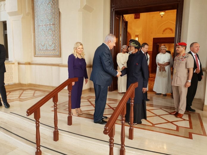 Netanyahu i Oman Benjamin Netanyahu hilser på sultanen av Oman Qaboos bin Said i hovedstaden Muskat. (Foto: Statsministerens kontor)