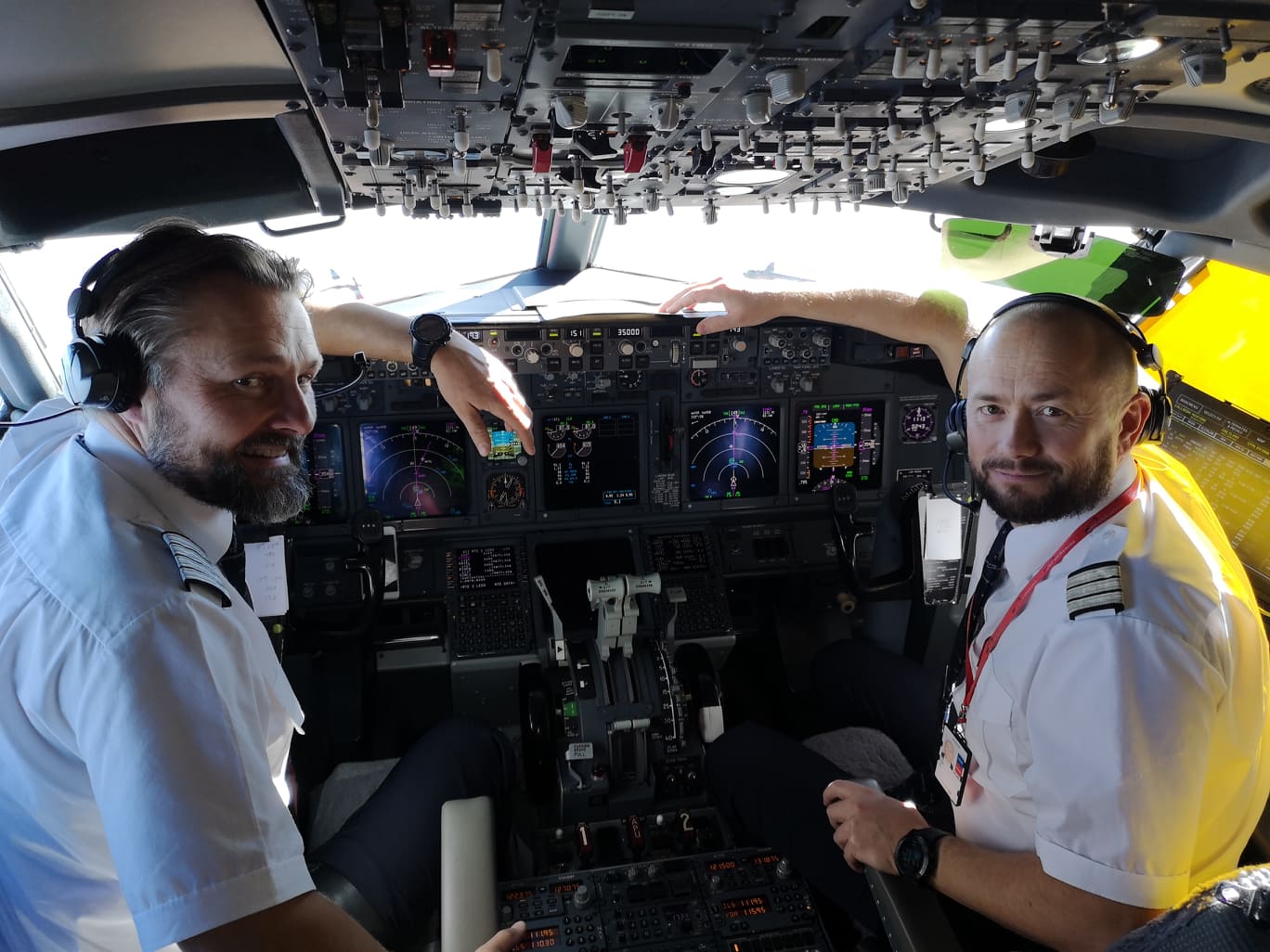 Glade piloter på vei til Israel. (Foto: Bjarte Bjellås)