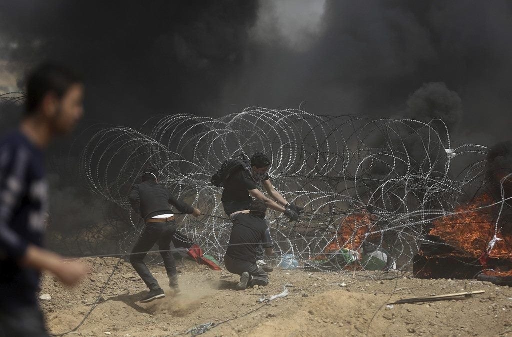 Palestinere på Gazastripen forsøker å rive ned sikkerhetsbarrieren mellom Gaza og Israel. (Foto: IDF)a