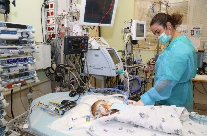 Denne ett år gamle palestinske gutten heter Musa og er fra Ramallah på Vestbredden. I oktober 2018 fikk han operert inn et nytt hjerte donert fra en israelsk jødisk gutt som døde av en kronisk sykdom. (Foto: Sheba-sykehuset i Tel Aviv) Denne ett år gamle palestinske gutten heter Musa og er fra Ramallah på Vestbredden. I oktober 2018 fikk han operert inn et nytt hjerte donert fra en israelsk jødisk gutt som døde av en kronisk sykdom. (Foto: Sheba-sykehuset i Tel Aviv)