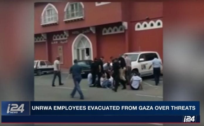Bildet viser rasende palestinere som hindrer en bil med fem UNRWA-ansatte fra å forlate hotellområdet i Gaza. (Foto: Youtube/I24news) Bildet viser rasende palestinere som hindrer en bil med fem UNRWA-ansatte fra å forlate hotellområdet i Gaza. (Foto: Youtube/I24news)