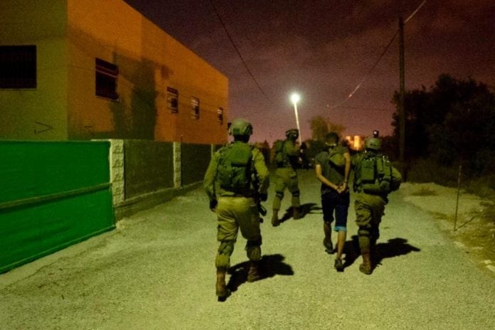 WhatsApp_Image_2018-10-08_at_07.47.48_3 Israelske sikkerhetsstyrker pågrep flere personer i byen Shuweika i jakten på den ettersøkte terroristen. (Foto: IDF)