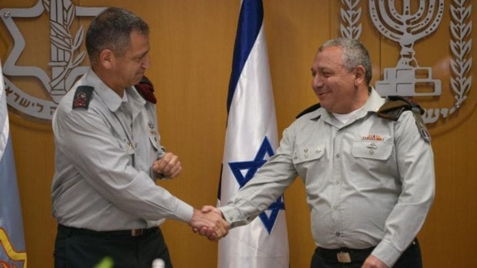 unnamed-40-e1494516124760 Generalmajor Aviv Kochavi håndhilser på avtroppende IDF-sjef Gadi Eisenkot. (Foto: Det israelske forsvaret)