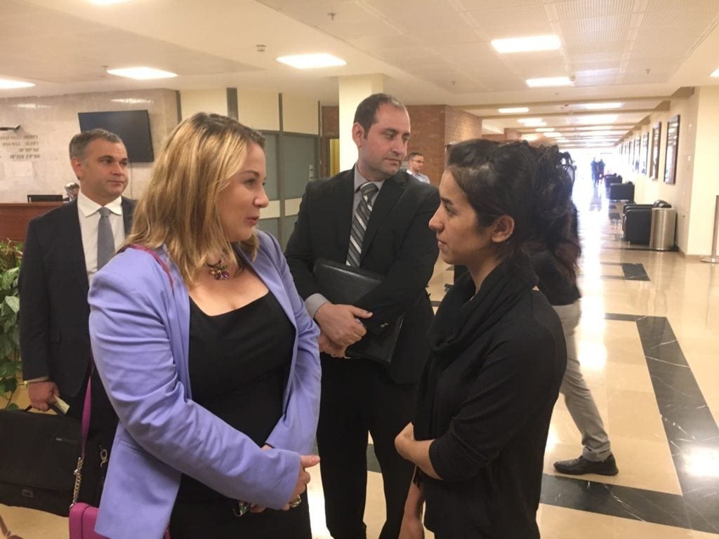Knesset-medlem Ksenia Svetlova fra partiet Zionist Union i samtale med Nadia Murad. (Foto: knesset.gov.il)