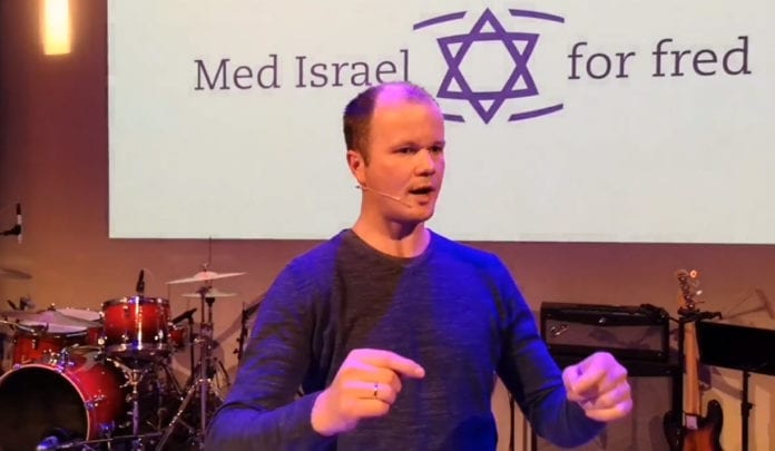 Conrad Myrland, daglig leder i Med Israel for fred (MIFF), taler i MIFF Haugalandet 6. november 2018. (Foto: MIFF) Conrad Myrland, daglig leder i Med Israel for fred (MIFF), taler i MIFF Haugalandet 6. november 2018. (Foto: MIFF)