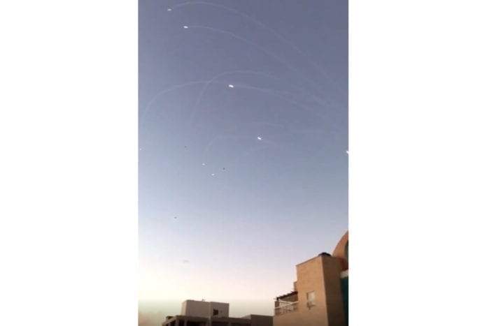 Det regnet terrorraketter over Israel mandag 12. november 2018. Heldigvis ble de mest dødelige rakettene stanset av Iron Dome. (Foto: Privat) Det regnet terrorraketter over Israel mandag 12. november 2018. Heldigvis ble de mest dødelige rakettene stanset av Iron Dome. (Foto: Privat)