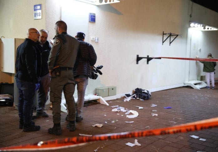 431778 Fire politibetjenter ble skadet da en terrorist i 20-årene gikk til angrep med kniv ved denne politistasjonen. (Foto: Politiet)